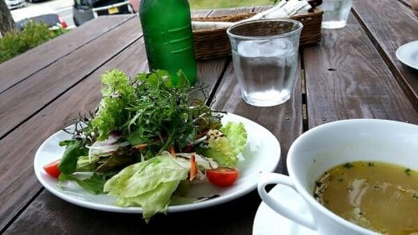 海沿いのテラス席