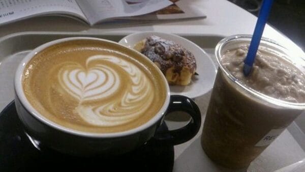 REC COFFEE’レックコーヒー）のカフェラテとアイスコーヒー