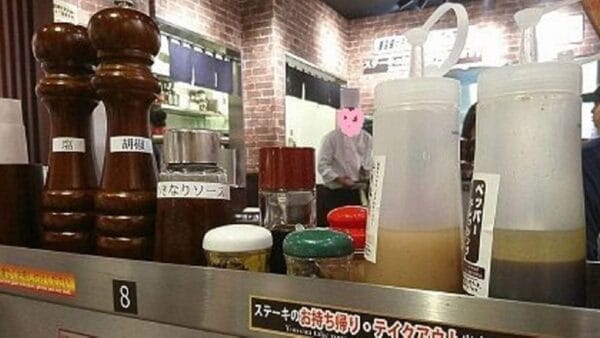 店内と卓上調味料