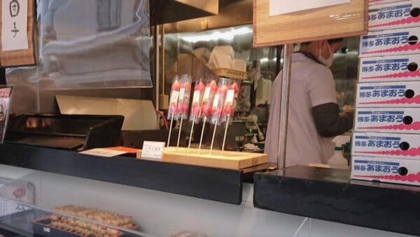 店頭に並ぶいちご団子