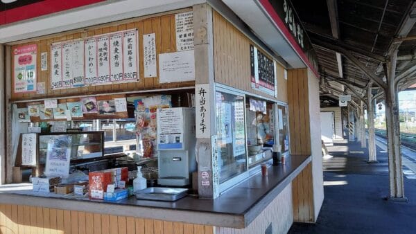 駅のホームのかしわうどん 屋