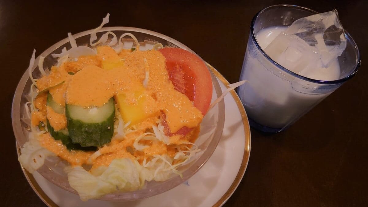 D・カジャナ のラッシーとサラダ