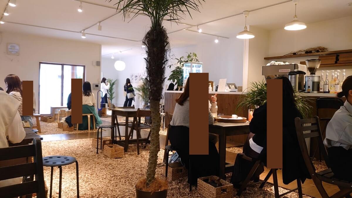 Cafe+82 の店内いっぱい