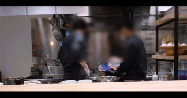 全カウンター席の店内