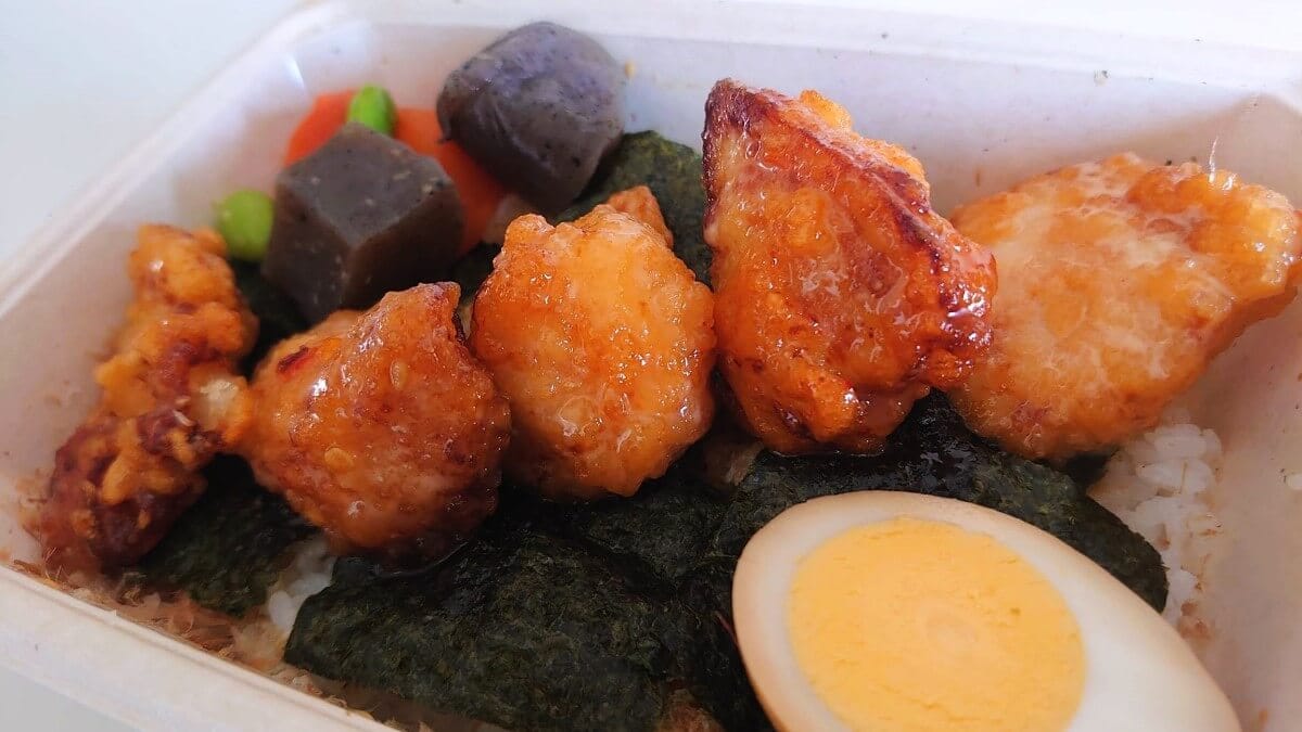 テイクアウトの唐揚げ弁当 
