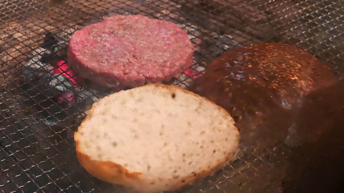 フリスコ (FRISCO)バーガーのハンバーガーは炭火焼