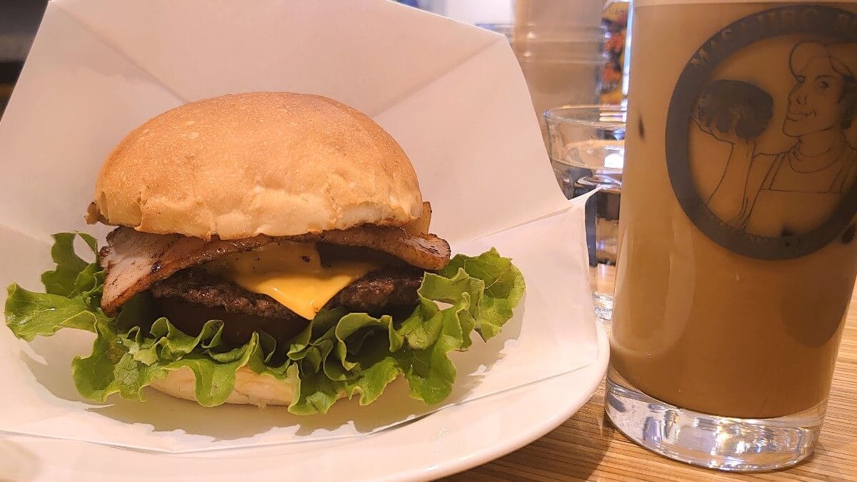 マサジロウバーガー  のハンバーガーとドリンク