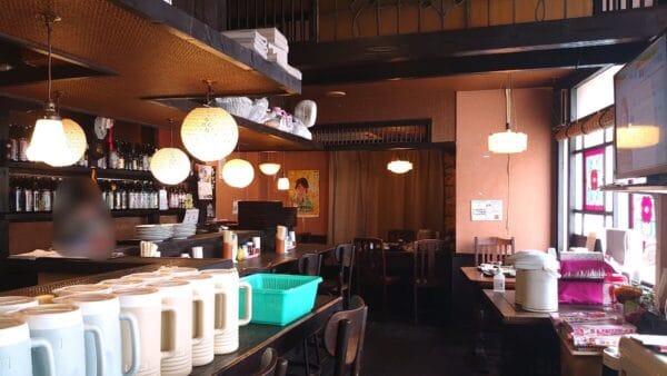 てんてん亭のカウンター席とテーブル席