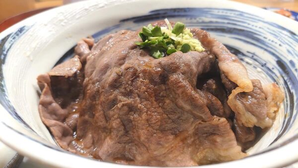 人気の十一や池ぽんの系列店  にく豆腐しげ子 の牛同ん