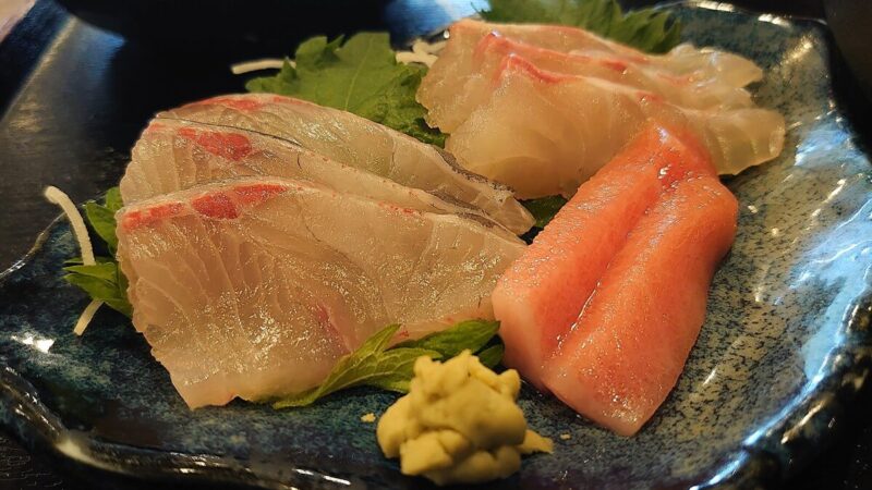 博多豊一長浜食堂のあらだきとお刺身定食のシマアジ、マグロ、鯛